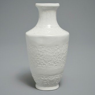 Un vase à décor en relief en porcelaine de Chine blanc monochrome, 19/20ème